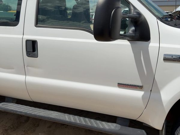 2005 Ford F350 Front Door RH White — photo 1