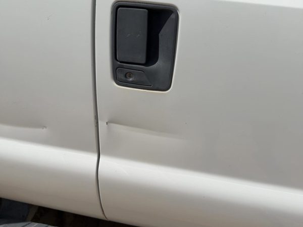 2005 Ford F350 Front Door RH White — photo 3