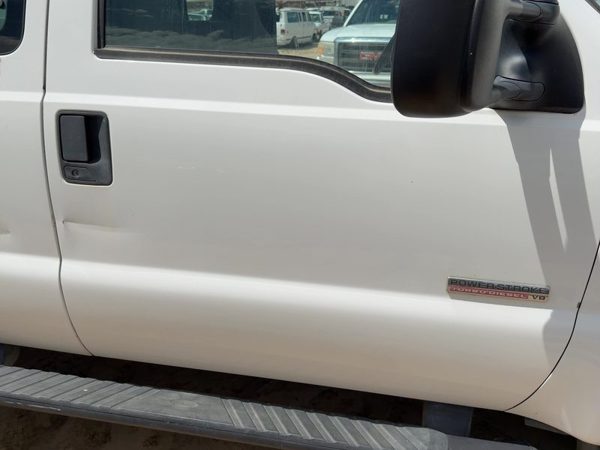 2005 Ford F350 Front Door RH White — photo 4