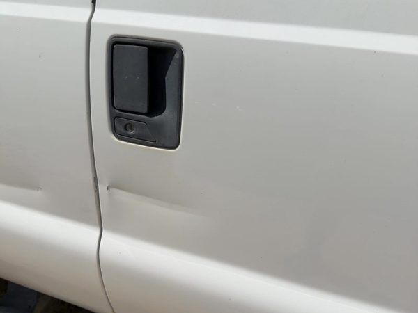 2005 Ford F350 Front Door RH White — photo 6