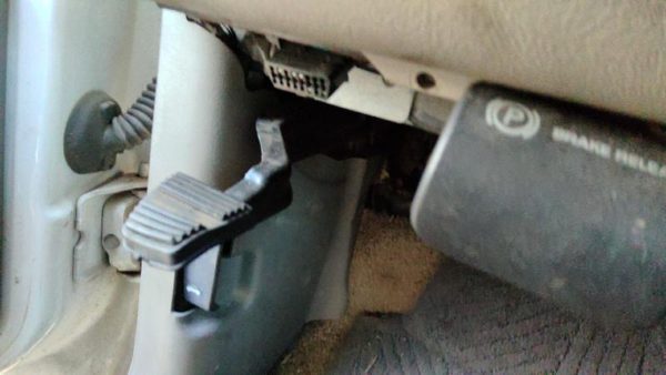 2001 Chevy Suburban Parking Brake Pedal Assembly Oem Complete Emergency Unit — photo 3
