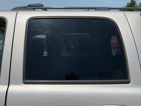 2000-2006 Chevy Suburban 1500 Driver Left Rear Side Window Door Glass Oem Back — photo 2