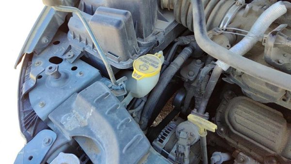 04-07 Dodge Caravan Windshield Washer Fluid Reservoir With Pump Oem Wiper Tank — photo 2