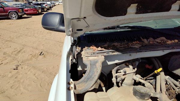 2005 GMC Sierra Hood Hinge RH 1500 Hd White 50U — photo 5