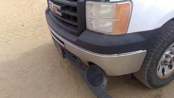 2012 GMC Sierra 1500 Front Bumper Assy. White 50U With Brackets Chrome Only — photo 4