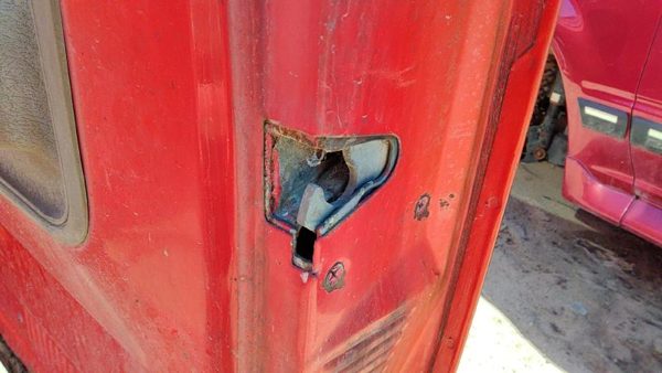 73-74 Chevy Silverado K10 Passenger Right Front Door Latch With Rods/Cables Oem — photo 1