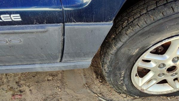 2003-2004 Jeep Grand Cherokee Passenger Right Moulding From Fender Trim Strip — photo 1