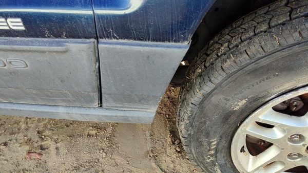2003-2004 Jeep Grand Cherokee Passenger Right Moulding From Fender Trim Strip — photo 3