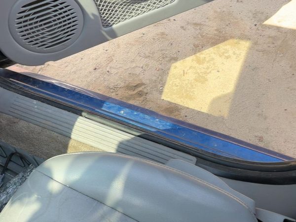 2002-2006 Saturn Vue Redline Passenger Right Lower Kick Trim Panel Oem Gray 17D — photo 2