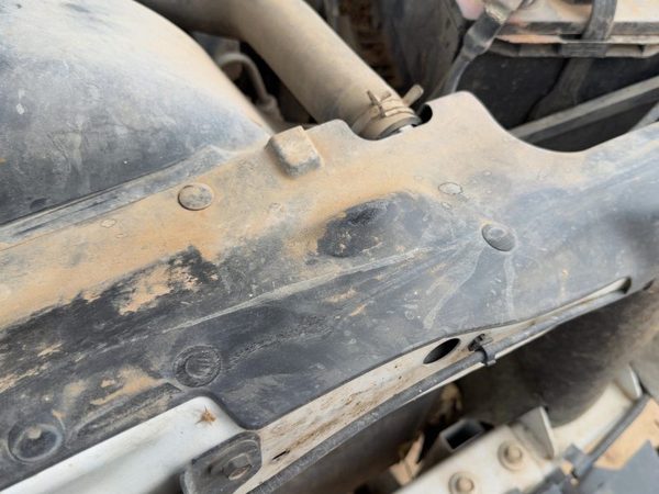 2005-2011 Dodge Dakota Top Plastic Cover Above Radiator Support Sight Shield Oem — photo 3