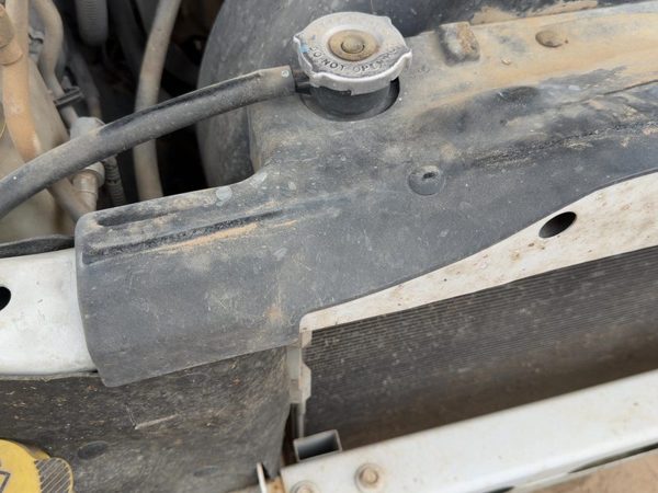 2005-2011 Dodge Dakota Top Plastic Cover Above Radiator Support Sight Shield Oem — photo 5