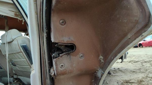 78-83 Chevy Malibu Passenger Right Rear Door Latch With Rods/Cables Back 4 Door — photo 2