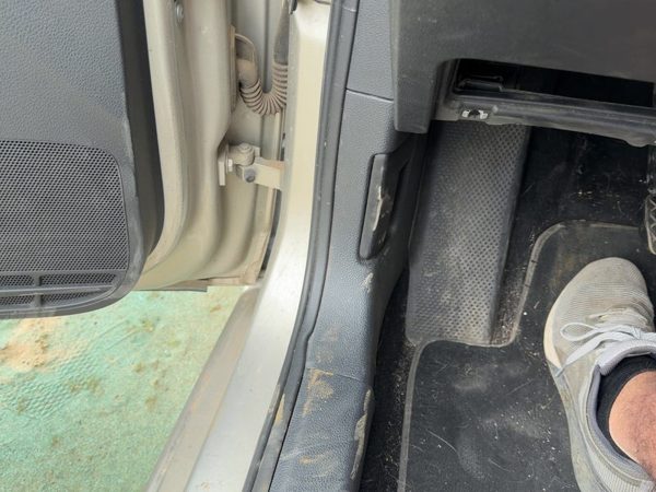 2014 Vw Jetta Driver Left Lower Kick Trim Panel Oem Black — photo 4