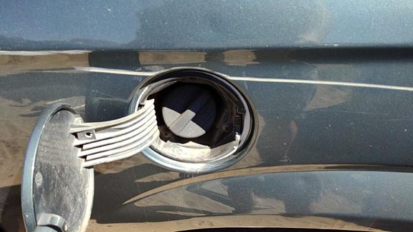 2003-2007 Dodge Caravan Fuel Filler Neck Assembly With Gas Cap Oem 4721626Aa — photo 1