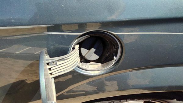 2003-2007 Dodge Caravan Fuel Filler Neck Assembly With Gas Cap Oem 4721626Aa — photo 3