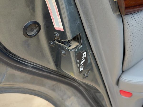 98-04 Seville Driver Left Rear Door Latch With Rods/Cables Oem Back With Cable — photo 2