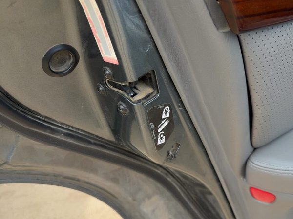 98-04 Seville Driver Left Rear Door Latch With Rods/Cables Oem Back With Cable — photo 1