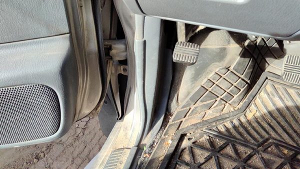 01-04 Nissan Xterra Driver Left Lower Kick Trim Panel Oem Gray K — photo 1