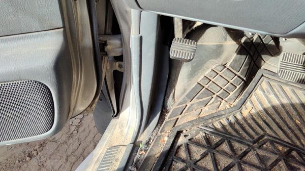 01-04 Nissan Xterra Driver Left Lower Kick Trim Panel Oem Gray K — photo 2