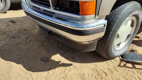 1992-1999 Chevy Suburban Chrome Front Bumper Assembly With Brackets Oem 15574111 — photo 2