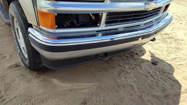 1992-1999 Chevy Suburban Chrome Front Bumper Assembly With Brackets Oem 15574111 — photo 4