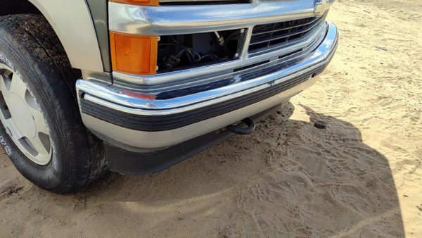 1992-1999 Chevy Suburban Chrome Front Bumper Assembly With Brackets Oem 15574111 — photo 6