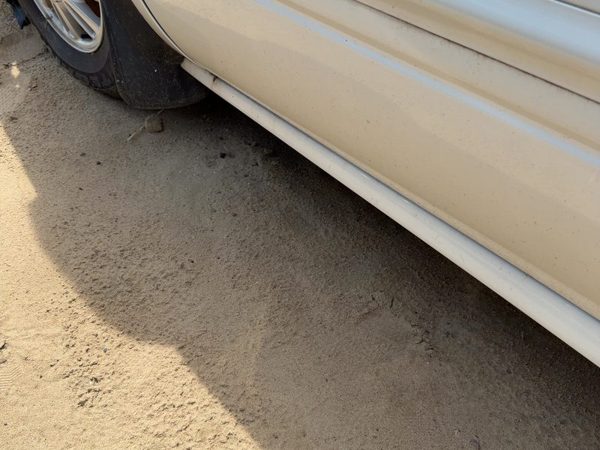 00-05 Lesabre Driver Left Lower Rocker Panel Moulding Side Skirt Oem White 40U — photo 2