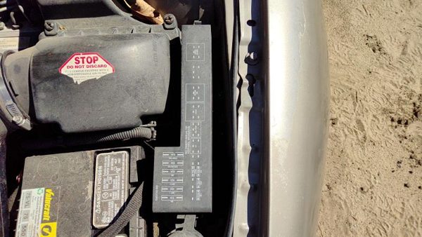 2003 Chevrolet Cavalier Engine Fuse Box 2.2L — photo 2