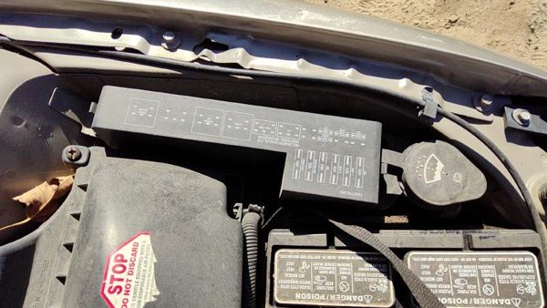 2003 Chevrolet Cavalier Engine Fuse Box 2.2L — photo 3