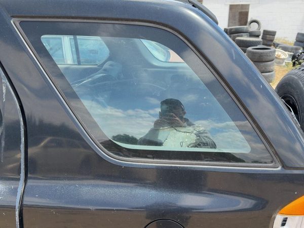1998-2004 Isuzu Rodeo Driver Left Rear Quarter Glass Back Side Window Oem — photo 1