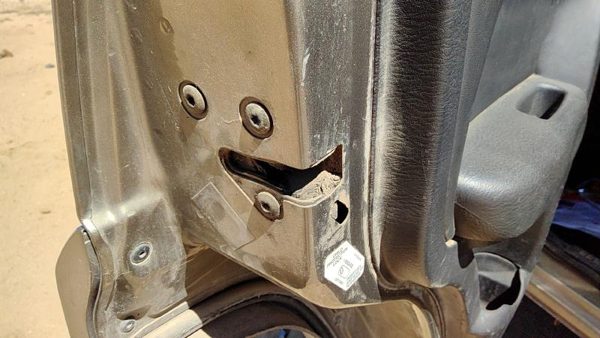 2002-2007 Jeep Liberty Driver Left Rear Door Latch With Rods/Cables Oem Back — photo 1