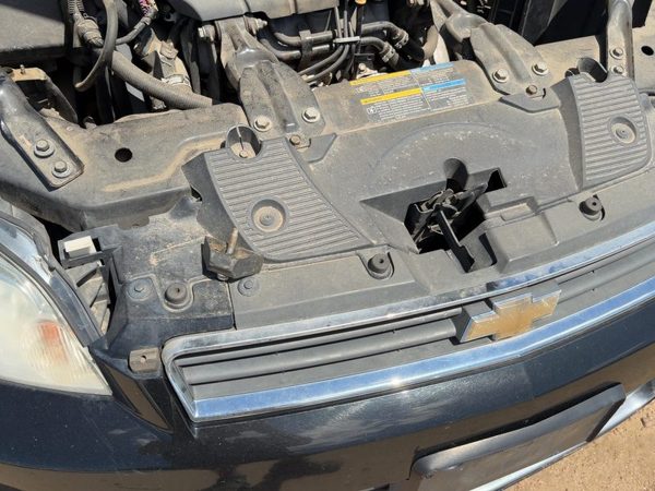 2007-2011 Chevy Impala Top Plastic Cover Above Radiator Support Sight Shield Oem — photo 2