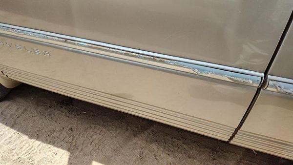 00 Town & Country Driver Left Front Moulding From Door Oem Trim Strip Gold — photo 1