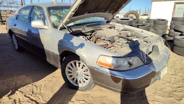 2003 Lincoln Town Car — vehicle photo 1
