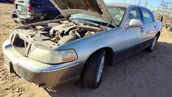 2003 Lincoln Town Car — vehicle photo 3