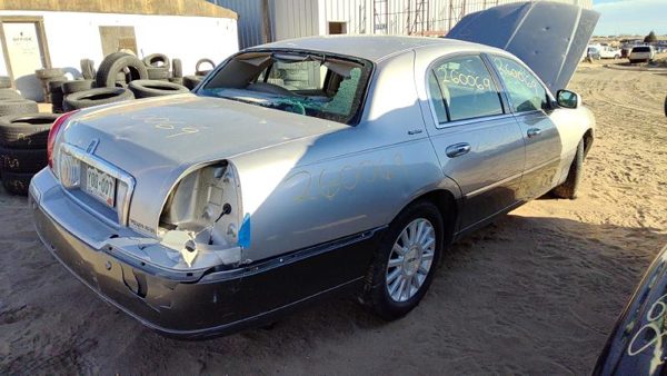 2003 Lincoln Town Car — vehicle photo 8