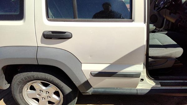 2005 Jeep Liberty Rear Door RH White PW1 — photo 2