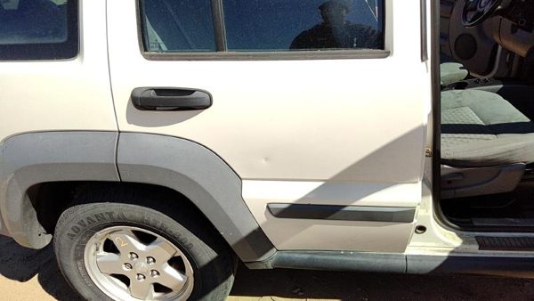 2005 Jeep Liberty Rear Door RH White PW1 — photo 1