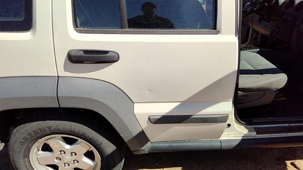 2005 Jeep Liberty Rear Door RH White PW1 — photo 3