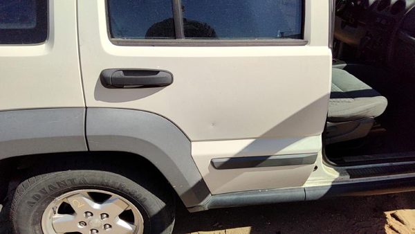2005 Jeep Liberty Rear Door RH White PW1 — photo 4