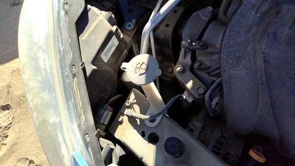 14-19 Nissan Versa Note Windshield Washer Fluid Reservoir With Pump Wiper Tank — photo 3