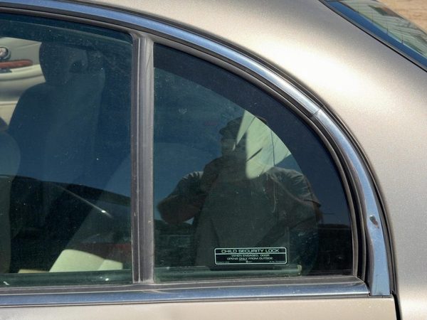 00-05 Buick Lesabre Driver Left Rear Vent Window Back Door Glass With Frame Oem — photo 2