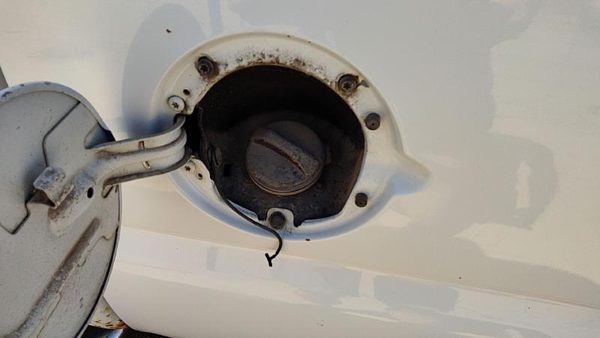 2004-2007 Sierra 1500 Hd Fuel Filler Neck Assembly With Gas Cap Oem 15289908 — photo 3
