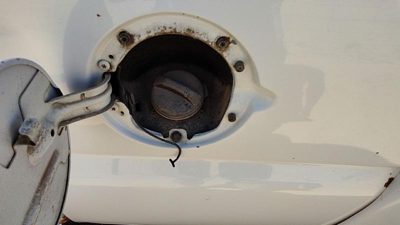 2004-2007 Sierra 1500 Hd Fuel Filler Neck Assembly With Gas Cap Oem 15289908