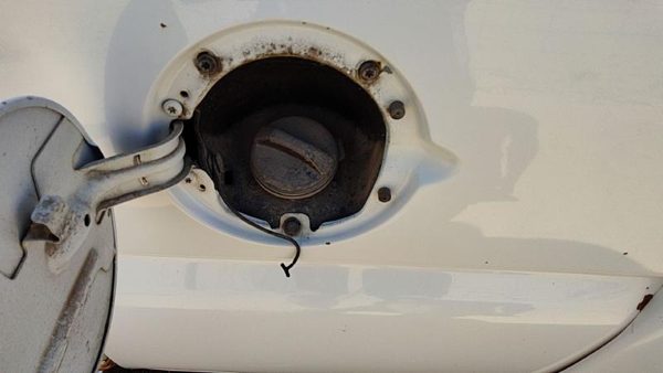 2004-2007 Sierra 1500 Hd Fuel Filler Neck Assembly With Gas Cap Oem 15289908 — photo 1