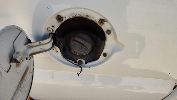 2004-2007 Sierra 1500 Hd Fuel Filler Neck Assembly With Gas Cap Oem 15289908 — photo 2