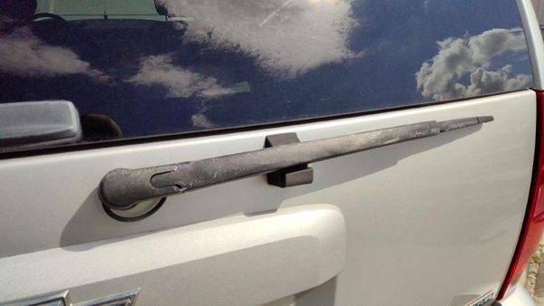 2010 Chevy Tahoe Wiper Arm — photo 1