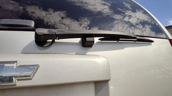 2010 Chevy Tahoe Wiper Arm — photo 3