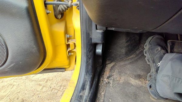 2001-2005 Dodge Neon Driver Left Lower Kick Trim Panel Oem Gray — photo 2