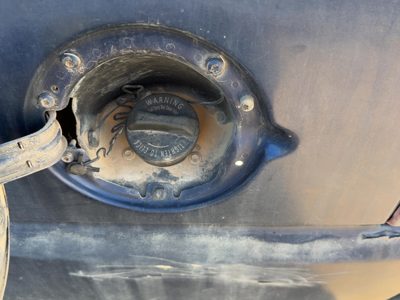 2002-2004 Chevy Suburban Fuel Filler Neck Assembly With Gas Cap Oem 15124903